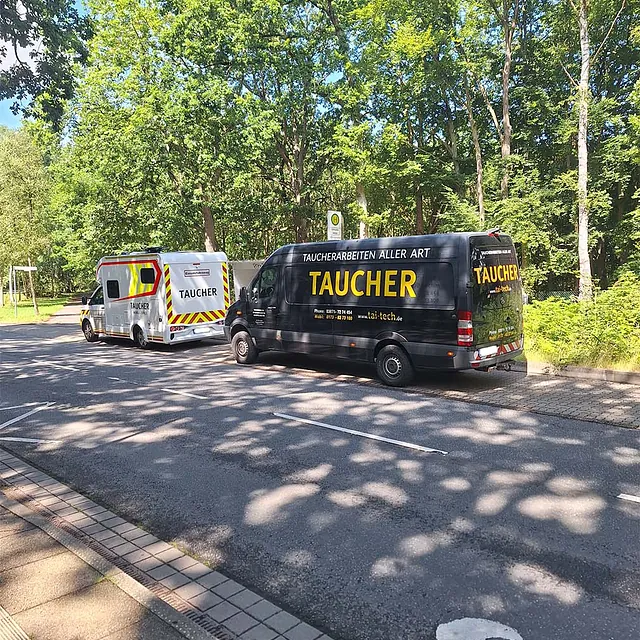 Zwei Einsatzfahrzeuge der TAI-TECH GmbH aus Parchim mit Spezialausrüstung für deutschlandweite Taucherarbeiten und Industrieeinsätze.
