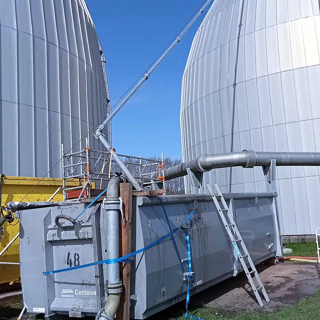 Große industrielle Behälteranlage mit Rohrleitungen, Arbeitsgerüst und technischem Container für Spezialarbeiten in Industrieanlagen.