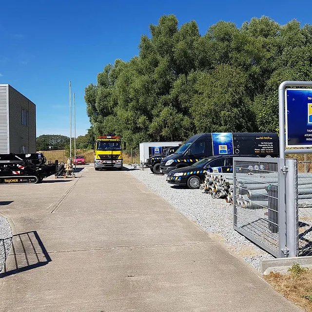 Einsatzfahrzeuge und Spezialtechnik auf einem Industriegelände bei einem technischen Arbeitseinsatz von TAI-TECH.